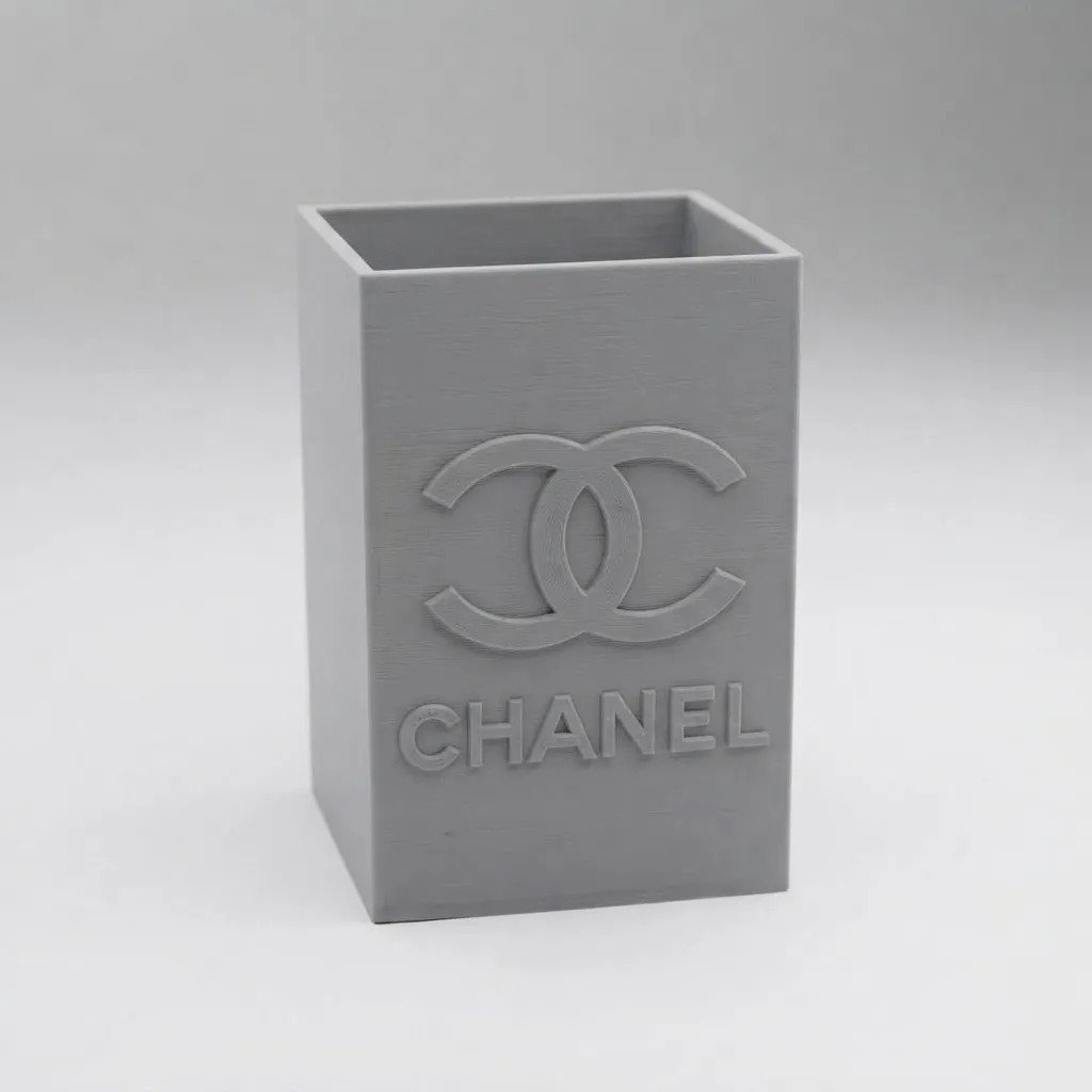 Organizador De Maquillaje Y Lápices Chanel 3d Gris 12x8x5cm 5 Organizador De Maquillaje Y Lápices Chanel 3d Gris 12x8x5cm - Imagen 5